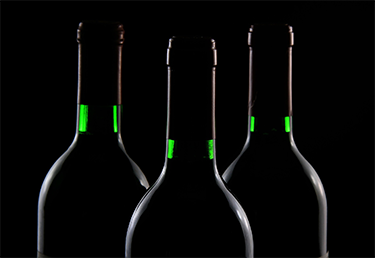Bouteilles de vin sur fond noir